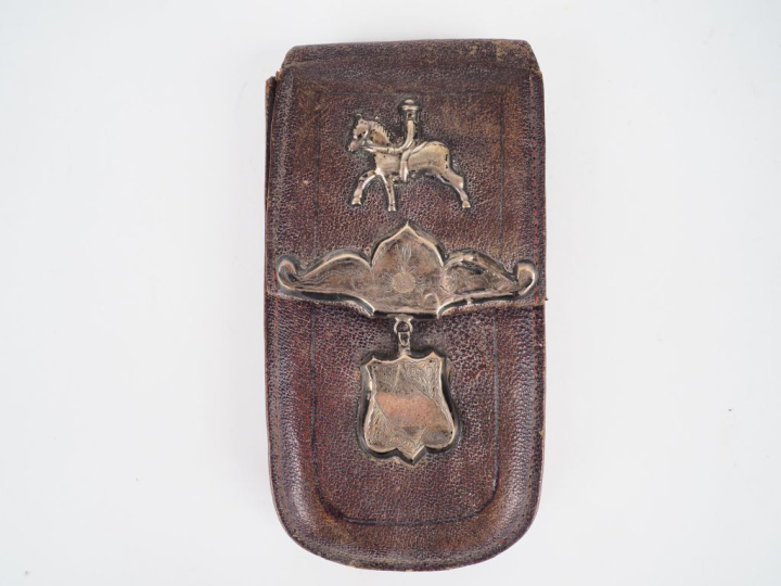 Etui XIXème en cuir brun, à décor en argent de cavalier et de cartouch