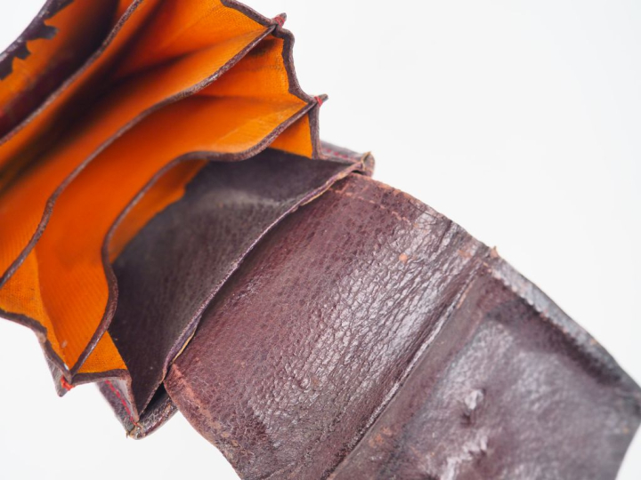 Etui XIXème en cuir brun, à décor en argent de cavalier et de cartouch