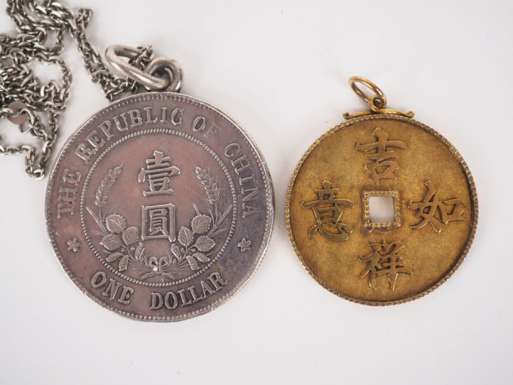 2 pièces en argent et métal doré de la République de Chine, à décor d'