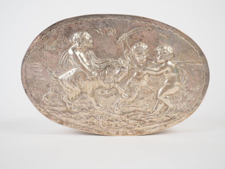 Boite couverte 1900 en argent étranger à décor d'amours jouant avec un