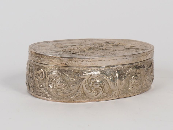 Boite couverte 1900 en argent étranger à décor d'amours jouant avec un