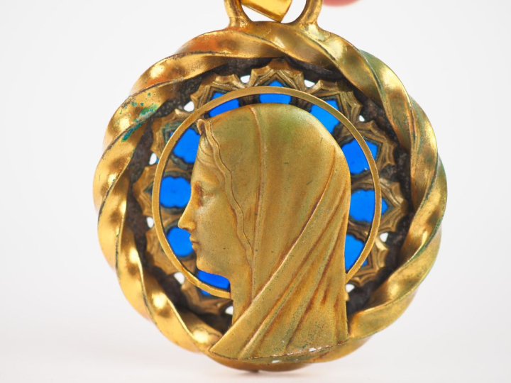 Médaille début Xxème figurant une Sainte Vierge de profil en métal dor