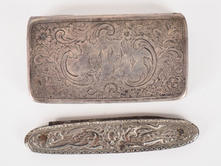 Boite couverte en argent, à décor de rinceaux fleuris et d'un monogram