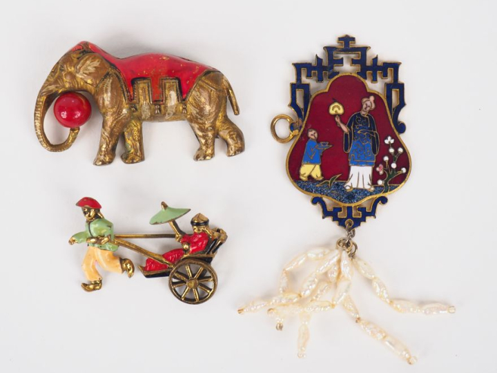 Deux différentes broches et un pendentif de style Extreme Orient en ém