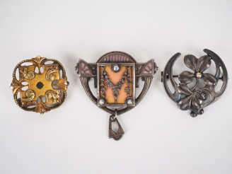 Vente aux enchères Broche ajourée de style Art Nouveau en argent, à décor de fleur. Poids