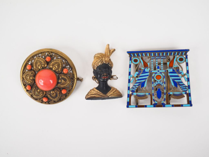Broche de style égyptien en émaux polychromes cloisonnés, une broche e