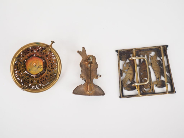 Broche de style égyptien en émaux polychromes cloisonnés, une broche e