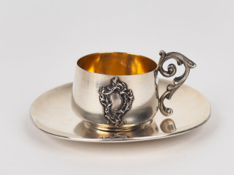 Vente aux enchères Tasse et sa sous-tasse Napoléon III de style Louis XV en argent 925, p