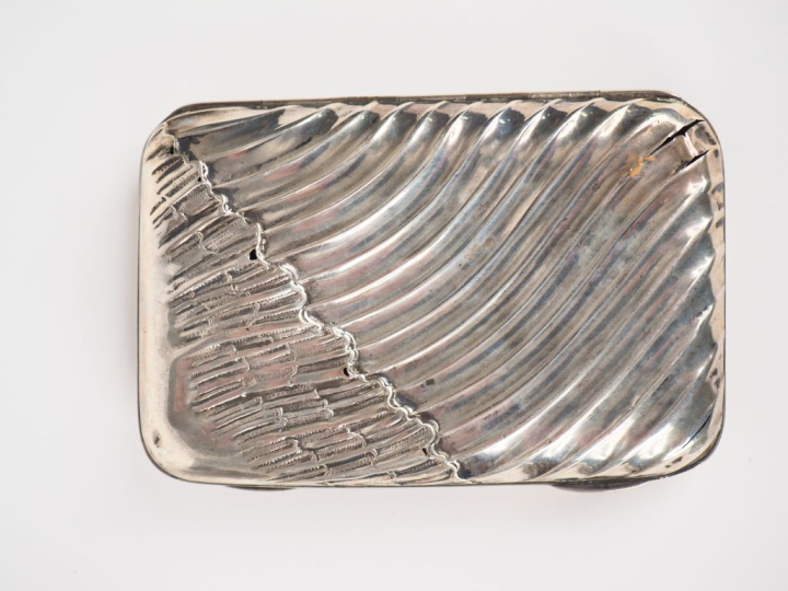 Ensemble comprenant :  - une tabatière en argent 925, poinçon Minerve,