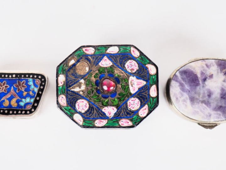 Trois différentes boites à pilules en métal argenté, émaux polychromes
