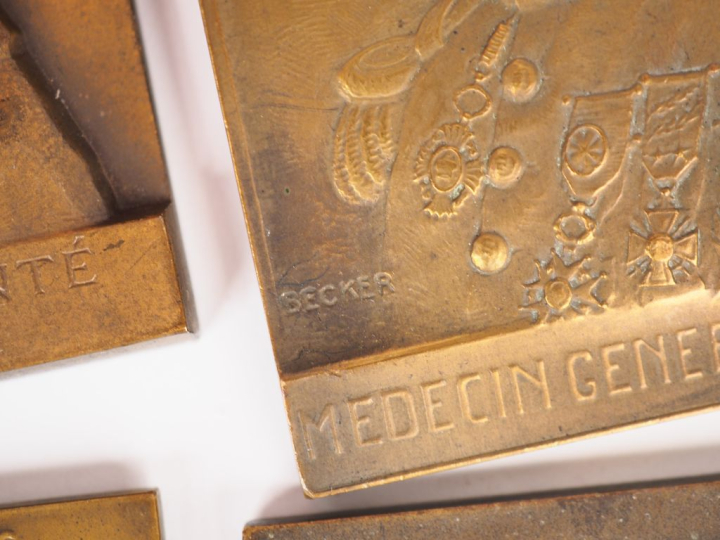 Huit médailles en bronze à l'éffigie de Professeurs de Médecine. Signé