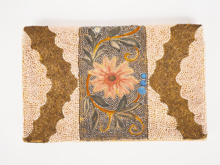 Pochette de soirée début XXème en soie, textile et perles brodées à dé