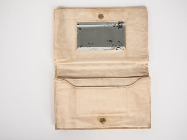 Pochette de soirée début XXème en soie, textile et perles brodées à dé