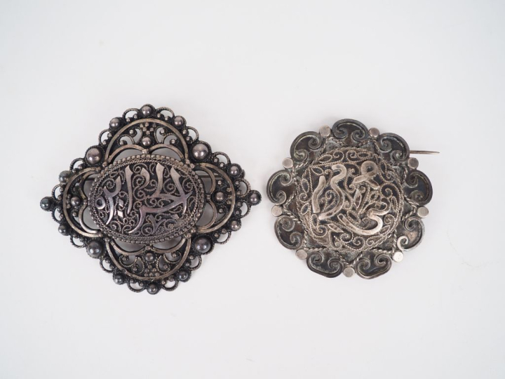 Deux broches orientales en métal argenté ou argent bas titre, à décor 