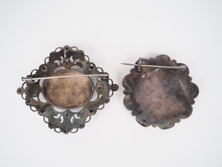 Deux broches orientales en métal argenté ou argent bas titre, à décor 