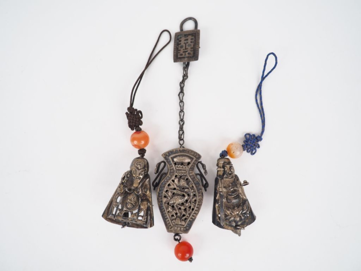 Trois différents pendentifs Extreme Orient en métal argenté ou argent 