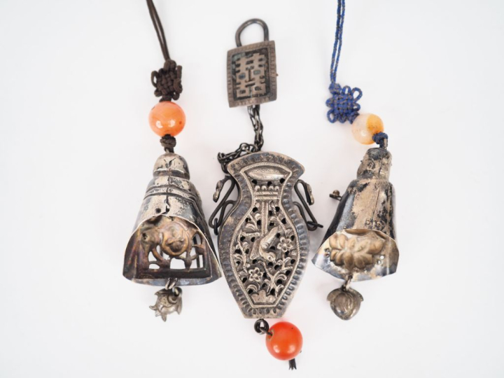 Trois différents pendentifs Extreme Orient en métal argenté ou argent 