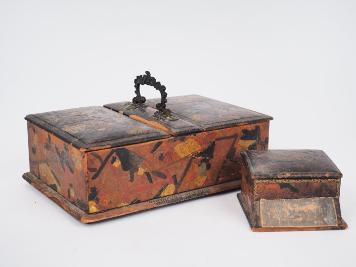 Nécessaire de bureau 2 pièces en bois gainé de cuir à décor polychrome