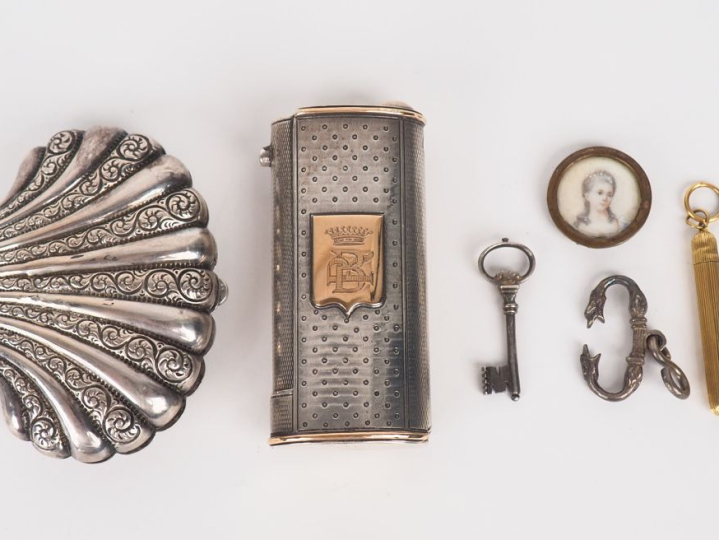 Ensemble comprenant :  - un étui à briquet (?) en argent et vermeil, à