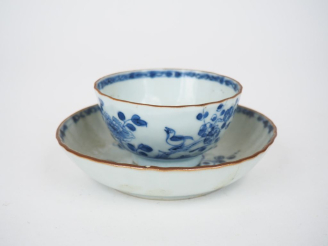Vente aux enchères Bol à saké sur sa soucoupe en porcelaine extrême-orient à décor en ble