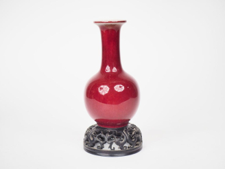 Vente aux enchères Vase moderne en porcelaine de Chine sang de bœuf, sur un socle en bois