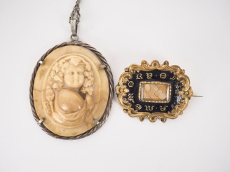 Vente aux enchères Camée XIXème en composition figurant Bacchus. Dim. 6 x 5 cm. (fel) On 