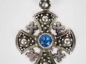 Vente aux enchères Croix en pendentif de style renaissance en argent 950, ornée d'une ver
