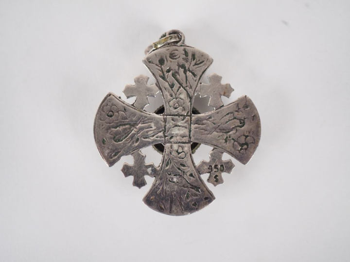 Croix en pendentif de style renaissance en argent 950, ornée d'une ver