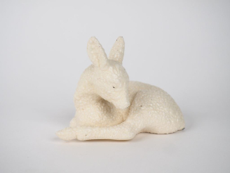 Vente aux enchères Sujet XXème en céramique blanche figurant un faon couché. Dim. 11 x 14