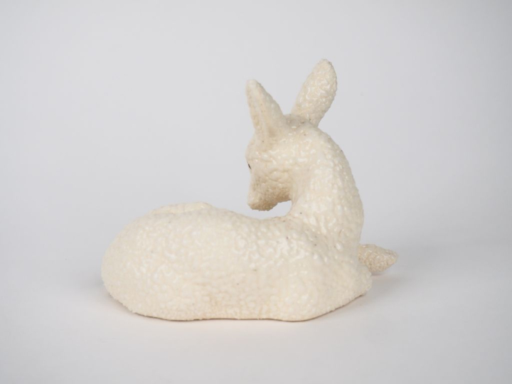 Sujet XXème en céramique blanche figurant un faon couché. Dim. 11 x 14