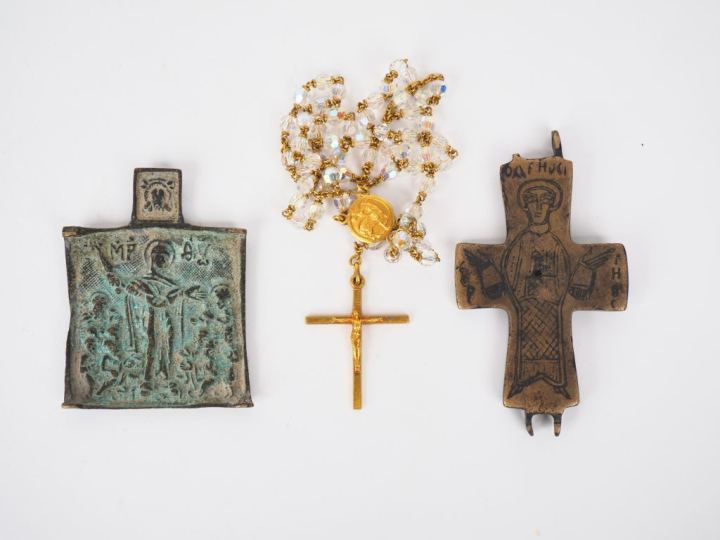 Lot comprenant :  Partie centrale d'un triptyque en bronze russe repré