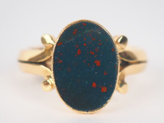Vente aux enchères Bague Napoléon III en or jaune 750 et jaspe sanguin. Poinçonnée. Poids