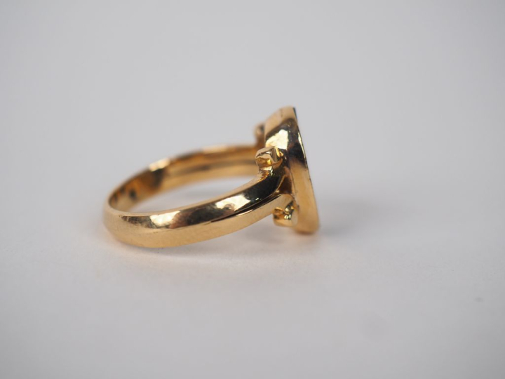Bague Napoléon III en or jaune 750 et jaspe sanguin. Poinçonnée. Poids