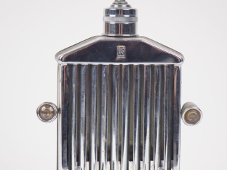 Vente aux enchères Boîte à musique figurant une calandre de Rolls Royce. Dim. 25 x 16 x 8