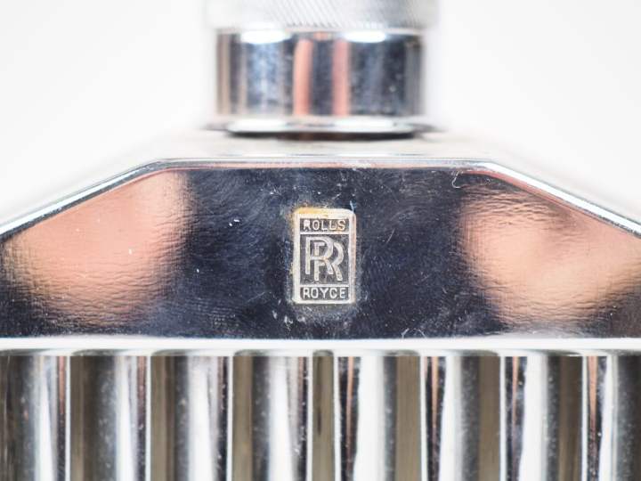 Boîte à musique figurant une calandre de Rolls Royce. Dim. 25 x 16 x 8