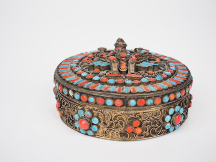 Népal, vallée de Kathmandu. Boîte couverte représentant Visnu sur Garu