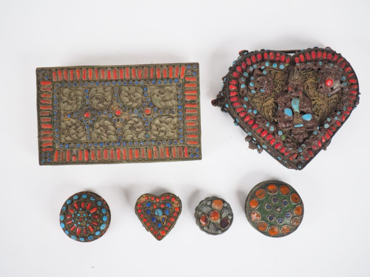 Six différentes boites Afrique du nord en laiton, émaux polychromes et