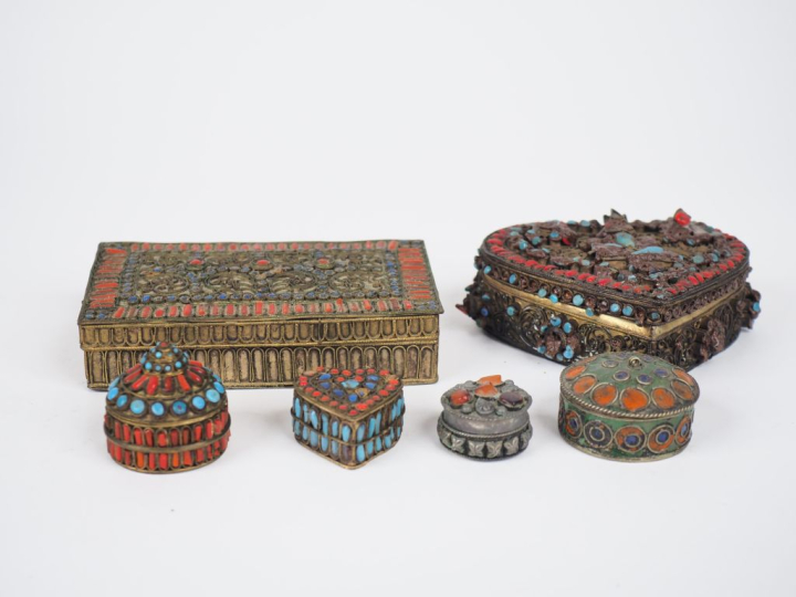 Six différentes boites Afrique du nord en laiton, émaux polychromes et