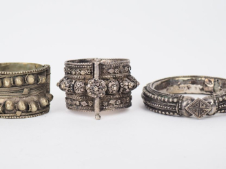 Vente aux enchères 3 bracelets Afrique du nord en métal argenté ou argent bas titre à déc