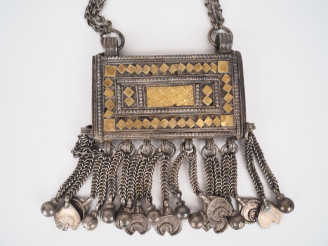Vente aux enchères Collier et son pendentif Afrique du Nord à décor de pendeloques en mét