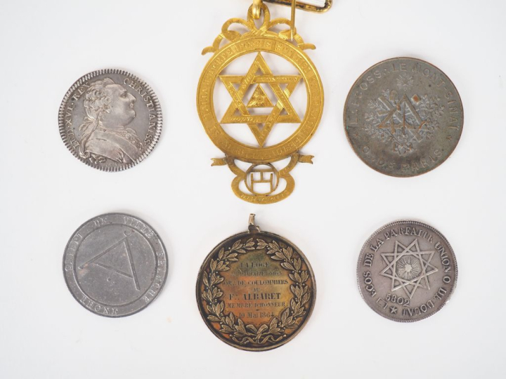 Ensemble de 6 jetons ou médailles maçonniques comprenant :  - Orient d