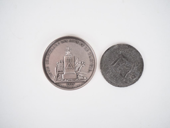 Médaille maçonnique en étain, Orient de Paris loge des "cœurs unis" 18