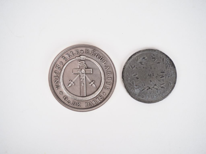 Médaille maçonnique en étain, Orient de Paris loge des "cœurs unis" 18
