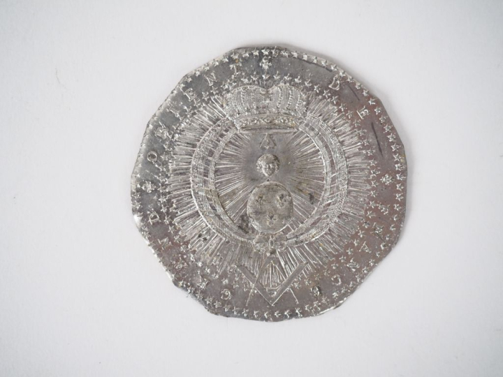 Clicite maçonnique en étain et plomb, sceau du grand orient de France.