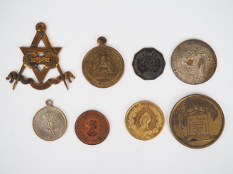 Vente aux enchères Ensemble de 9 jetons ou médailles maçonniques comprenant :  - Deuxième