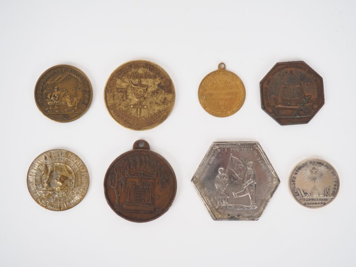 Ensemble de 8 jetons ou médailles maçonniques comprenant :  - Chambre 