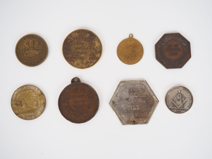 Ensemble de 8 jetons ou médailles maçonniques comprenant :  - Chambre 