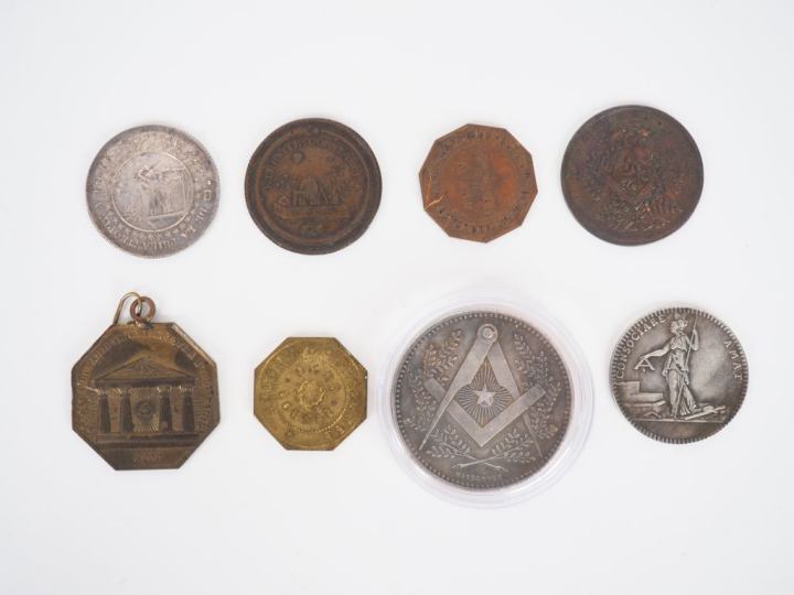 Ensemble de 8 jetons ou médailles maçonniques comprenant :  - Orient d