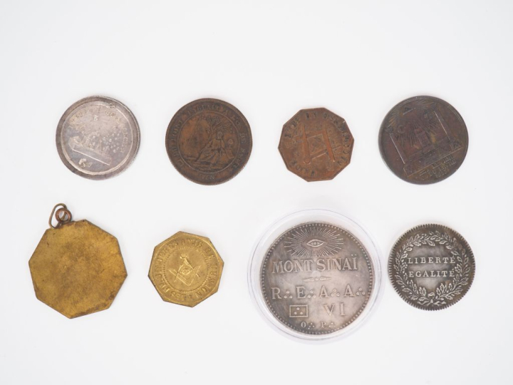 Ensemble de 8 jetons ou médailles maçonniques comprenant :  - Orient d