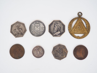 Vente aux enchères Ensemble de 8 jetons ou médailles maçonniques comprenant :  - Orient d